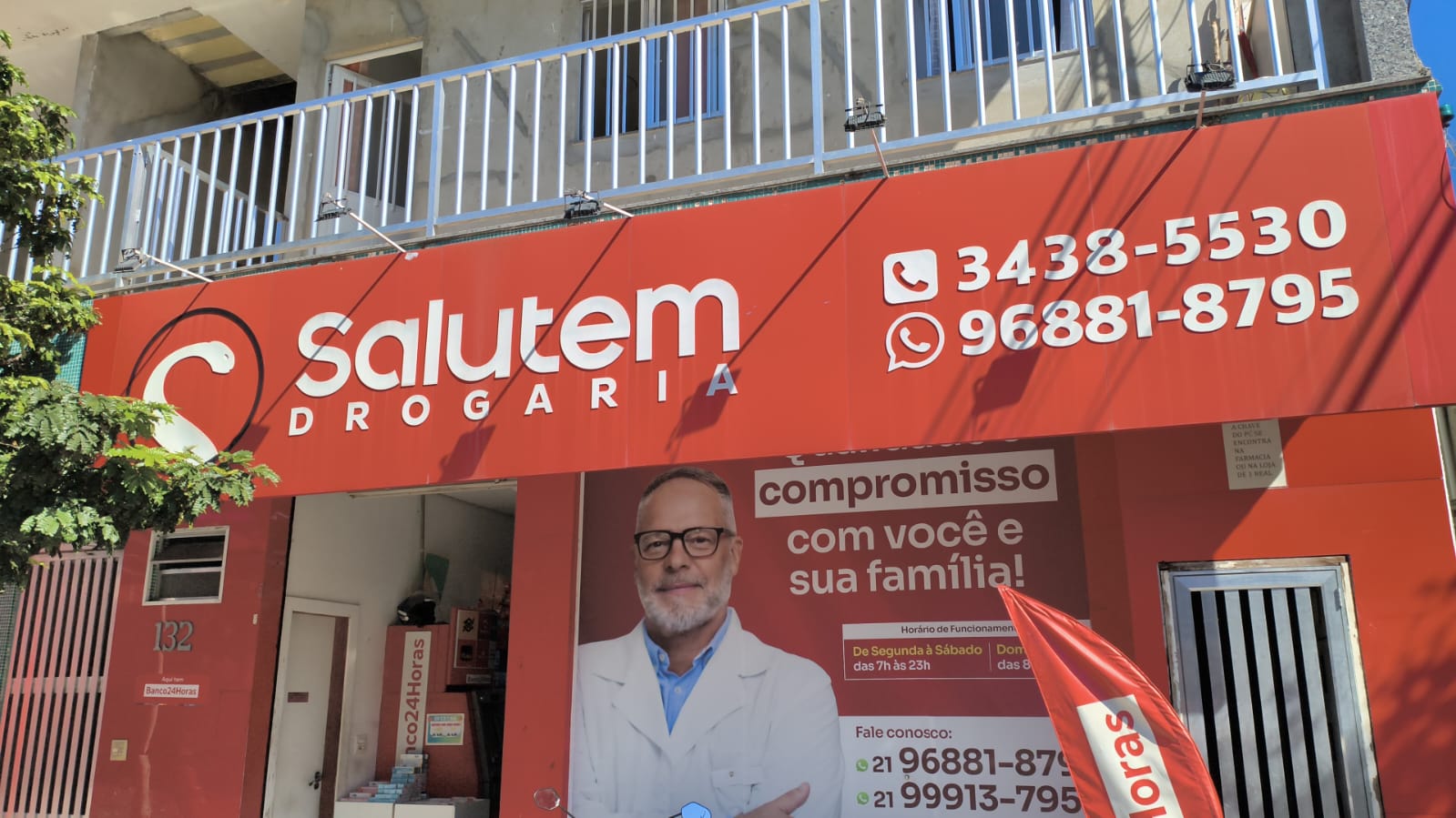 Farmacêutica atendendo cliente com atenção e cuidado